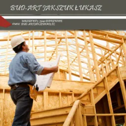 Budowa domu szkieletowego: mężczyzna w kasku i z planami na tle konstrukcji drewnianej, widoczny pas z narzędziami.